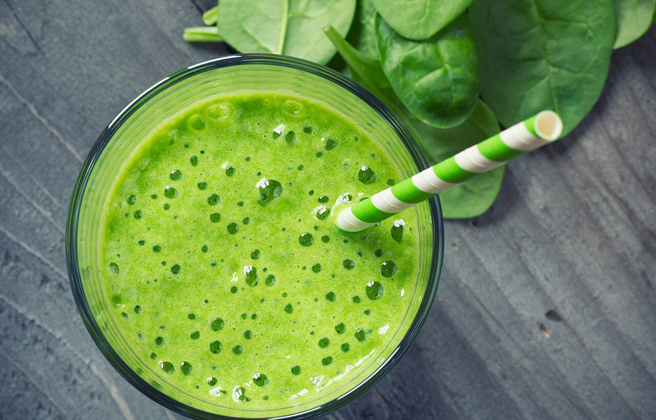 Suco verde no copo com canudo: bebida saudável