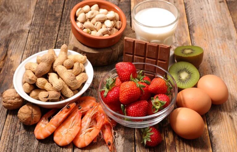 Comidas e alergia: castanha, leite, kiwi, ovos, camarão, amendoim, morango e chocolate